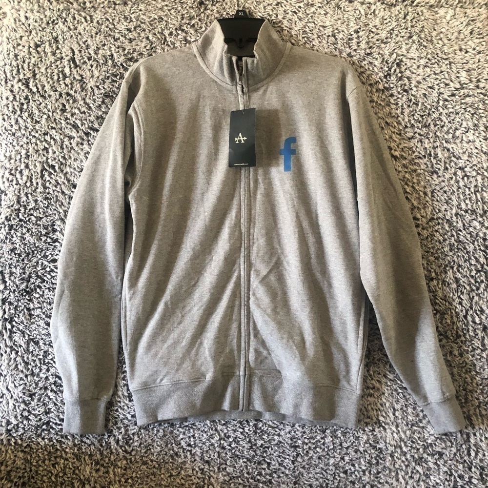 Arrow Women’s light Zip Up Gray Sweater Size M New With Tag